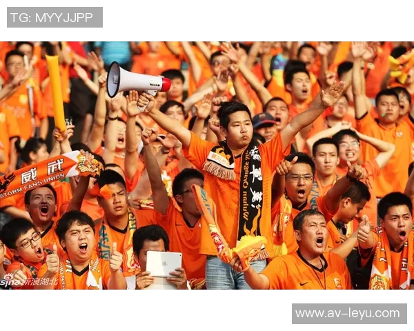 穆西亚拉亲临训练场为队友加油助威并热情签名回馈球迷 穆西亚拉亲临训练场为队友加油助威并热情签名回馈球迷