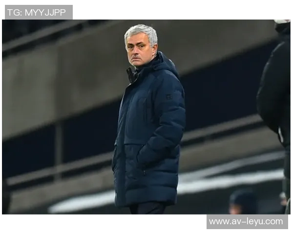 热刺边卫波罗被球迷电子烟砸中后捡起假装抽烟引发热议